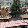 Neue Nachbarn auf dem Christkindlesmarkt, zwischen denen es noch nicht ganz rund läuft: Die Engelespyramide (links) und die „Almhütte“ (rechts).  	