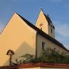 Der kleinen Schnellmannskreuther Dorfkirche Mariä Himmelfahrt steht Großes bevor: Am Samstagnachmittag wird ein neues Geläut von Weihbischof Florian Wörner geweiht. In den Turm gehoben werden die neuen Glocken aber erst später.  	