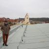 Das gesamte Dach des Kindergartens wird noch begrünt. Dann ist es fertig. Oberhausens Bürgermeister Fridolin Gößl zeigt den Ausblick vom Dach, der aus der Mensa darunter ganz ähnlich ist.