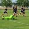 „Platzsturm“ durch die jungen Holzheimer Fans nach dem Sieg – am Boden geschlagen FSV-Keeper Patrick Dauser. 