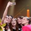 US-Schauspielerin Julianne Moore (m.) posiert nach der 51. Verleihung der Goldenen Kamera in den Messehallen in Hamburg vor der Bühne mit weiteren Preisträgern für ein Selfie. Moore wurde als «Beste Schauspielerin international» ausgezeichnet.