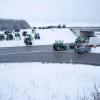 Zu Beginn der Protestwoche startet ein Traktoren -und LKW-Konvoi nach München. Etliche Landwirte und Spediteure blockieren mit ihren Fahrzeugen die beiden Kreisverkehre an der A96.