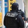 350 Polizeibeamte haben bei einer Großrazzia in Bremen und Niedersachsen Wohnungen durchsucht.