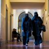 Zwei Frauen mit Nikab-Vollschleier gehen in einen Gerichtssaal im Strafjustizgebäude in Hamburg. Mehrere Länder fordern jetzt ein Verbot der Gesichtsverhüllung im Gericht.