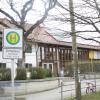 Vor dem Kindergarten St. Gallus in Langerringen hält werktags der Schulbus. Kinder aus Schwabmühlhausen können diesen aber bald nicht mehr nehmen.