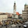 Die Teilnehmer der Kundgebung "Augsburg ist bunt" formten am Samstagmittag das Wort "Bunt" auf dem Rathausplatz.  