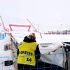 Ein Volonteer arbeitet im Zielbereich der Abfahrt Zermatt-Cervinia.