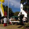 Den gut besuchten Gottesdienst an der kleinen Marienkapelle im Kühbacher Ortsteil Rettenbach zum 30. Weihejubiläum zelebrierte Pfarrer Paul Mahl mit Pfarrer Adolf Nießner, der zur Entstehungszeit der Kapelle Ortsgeistlicher in Kühbach gewesen war.