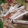 Zum zweitschwersten Bahnunfall in der deutschen Nachkriegsgeschichte kam es, als mehrere ICE-Waggons bei Tempo 200 an einer Brücke vor dem Bahnhof Eschede zerschellten.