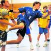 Einen echten Krimi lieferte die A-Jugend Handball des TSV Schwabmünchen zum Abschluss der Qualifikationssiele in eigener Halle ab und spielen nach dem Sieg wie die anderen vier Mannschaften in de Landesliga (am Ball Tobias Hofner). Fotos: Holger Dahlheim