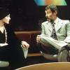 Der Moderator Dietmar Schönherr mit Romy Schneider während der Talkshow «Je später der Abend» am 30. Oktober 1974.