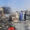Menschen inspizieren die Trümmer von Geschäften, die bei Kämpfen zwischen den Taliban und afghanischen Sicherheitskräften in Kundus zerstört wurden. 