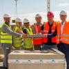 Ralph Büchele (rechts), Geschäftsführer von Bayern-Heim, legte gemeinsam mit den Projektbeteiligten den Grundstein für das neue Wohnquartier in Ingolstadt.