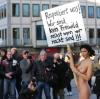 Die Aktions-Künstlerin Milo Moiré protestiert nackt auf der Kölner Domplatte.
