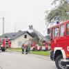 In Dietershofen brannte am Montagmorgen das Dachgeschoss eines Wohnhauses. Etwa 40 Feuerwehrmänner waren im Einsatz.  
