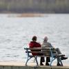 Zwei Rentner genießen die Aussicht auf einen See: Rente mit 63 ist weiter voll im Trend.