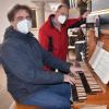 Die Jann-Orgel in der Stadtpfarrkirche St. Martin in Illertissen wird heuer 30. Auf unserem Bild treffen sich Hans Scherrer und Markus Hubert an der Orgel.