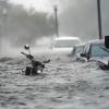 Fahrzeuge stehen auf einer überfluteten Straße in Pensacola, Florida. Hurrikan «Sally» ist an der US-Golfküste auf Land getroffen.