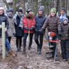 Bei der Pflanzaktion im Wald, der zur Eleonore-Beck-Stiftung gehört, engagierten sich Kinder der Munich International School sowie aus Mühlhausen in der Gemeinde Affing. 	