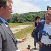 Umweltminister Thorsten Glauber (rechts) im Gespräch mit Rennertshofens Bürgermeister Georg Hirschbeck beim Besuch am Einlasswehr bei Stepperg. 