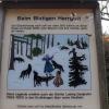 Die Tafel im Staatsforst zwischen Aystetten und Adelsried erinnert an einen blutigen Vorfall: Dort sollen einmal eine Bäuerin und ihre Tochter von einem Wolfsrudel angefallen und getötet worden sein. 