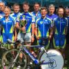 Michael Schultz (mit Pokal) und Kathrin Wörle (Fünfte von rechts) verteidigten bei den Team-Meisterschaften ihre Titel. 	