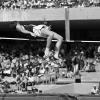Das hatte die Welt noch nicht gesehen: Dick Fosbury überquerte die Latte bei den Olympischen Spielen 1968 rücklings und gewann Gold. Heute springen alle Spitzenathleten im Stile Fosburys.