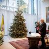 Bundespräsident Frank-Walter Steinmeier (r) steht in der Apostolischen Nuntiatur in Berlin mit Erzbischof Nikola Eterovic.