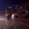 Feuerwehrleute sind in Aachen auf einer überfluteten Straße im Einsatz. Ein schweres Unwetter ist in der Nacht über die Eifel und angrenzende Regionen hinweggefegt.