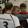 Wertingens Trainer Tobias Munz (Mitte) gibt Anweisungen während einer Auszeit. 
