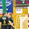 Statt Freude gab’s diesmal Tränen: Die Günzburger Handballerinnen Annika Betzler und Eileen Beck spenden Tanja Stoll beim Gang in die Kabine Trost. 