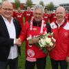 Erst wurde Trainer Gerhard Kitzler verabschiedet, dann feierte man in Mering mit dem 1:1 gegen Kaufbeuren den Klassenerhalt in der Landesliga. Unser Bild zeigt von links MSV-Präsident Georg Resch, Trainer Gerhard Kitzler und Merings Abteilungsleiter Anton Kanjo.  	 	