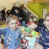 Ein buntes Programm, bei dem die Besucher (wie im Bild Anni und Benedikt) Ostereier bemalen durften, stellte das Team des Witzighauser Kindergartens zusammen.