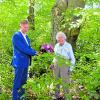 Der Bürgermeister von Neusäß, Richard Greiner, bedankte sich vor Ort auf der Schenkungsfläche vor der Blutbuche mit einem Strauß Blumen bei der Westheimer Bürgerin Ilse Demuth.  	