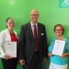 AOK-Direktor Hermann Hillenbrand gratuliert den Pflegeberaterinnen Feline Mußotter (links) und Margit Hartmann (rechts) zu ihrem Abschluss als Demenz-Partner. 	