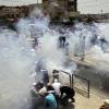 Israelische Soldaten schießen in Jerusalem mit Tränengas in Richtung Demonstranten. Die Palästinenser demonstrieren gegen die Metalldetektoren am Eingang zum Tempelberg.