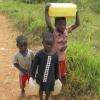 Kinder aus Bukomma tragen Wasserkanister. Da im vergangenen Jahr keine Veranstaltungen zugunsten der Ugandahilfe stattfinden konnten, ist das Guthaben auf dem Spendenkonto schmal geworden.