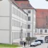 Hinter den Mauern der Justizvollzugsanstalt Kaisheim florierte der Drogenhandel. Nun hat die Polizei ein Netzwerk zerschlagen. Das Bild zeigt den historischen Teil des Gefängnisses mit Blick durch das Klostertor.  