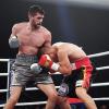 Der Deutsche Tyron Zeuge (rechts) versucht sich unter den Schlägen des Engländers Rocky Fielding wegzuducken. Am Ende gewinnt Fielding durch technisches Knockout.