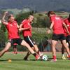 Kampf um den Ball: Derzeit trainiert der FC Augsburg in Südtirol. Nach seiner Rückkehr trifft er auf den FC Tokyo.