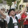 Endlich wieder Festwoche in Thierhaupten! Dirigent Bernhard Kiss fühlte sich mit seinen „Original D’Lechtaler Musikanten“ dem Himmel der Bayern gestern beim Standkonzert am Marktplatz ganz nah. 	 	