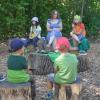 Im Waldkindergarten GuMoWaKi feiern die Kinder und ihre Betreuerinnen Feste wie Geburtstage gemeinsam. 