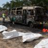 Forensische Experten inspizieren die Überreste des ausgebrannten Busses in Fundacion, Kolumbien.