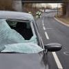 Durch den Aufprall des Mannes wurde die Windschutzscheibe des Autos bei Mertingen völlig zertrümmert.