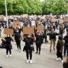 Rund 3000 Augsburger haben am Samstag, 6. Juni 2020, des getöteten Afroamerikaners George Floyd gedacht und vor der Erhard-Wunderlich-Sporthalle gegen Rassismus demonstriert.