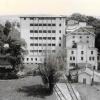 Im Jahr 1955 wurde das heute noch bestehende siebengeschossige Mühlengebäude (links) erbaut. Die rechts im Bild zu sehende alte Mühle aus dem Jahr 1861 wurde 1964 abgebrochen.