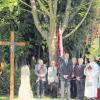 Ein mächtiges Kreuz und ein Gedenkstein wurden am sorgfältig gestalteten Platz des ehemaligen Kemnater Vertriebenenfriedhofs eingeweiht.  