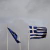 Flaggen auf dem Dach des griechischen Finanzministeriums. Foto: Orestis Panagiotou/Archiv dpa