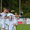 Mit drei Toren schoss Stefan Simonovic (rechts) den SV Cosmos Aystetten an die Tabellenspitze. Kapitän Maximilian Heckel gratuliert.