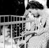 Ihren ersten Sohn Charles bekam Elizabeth am 14. November 1948. Hier ist sie mit Charles im Alter von acht Monaten im Garten des Landhauses in Windlesham Moor zu sehen.